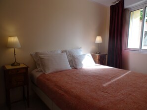 1 soverom, skrivebord, wi-fi (inkludert) og sengetøy