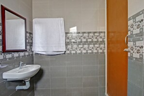 Double or Twin Room | Bathroom | Free toiletries, towels