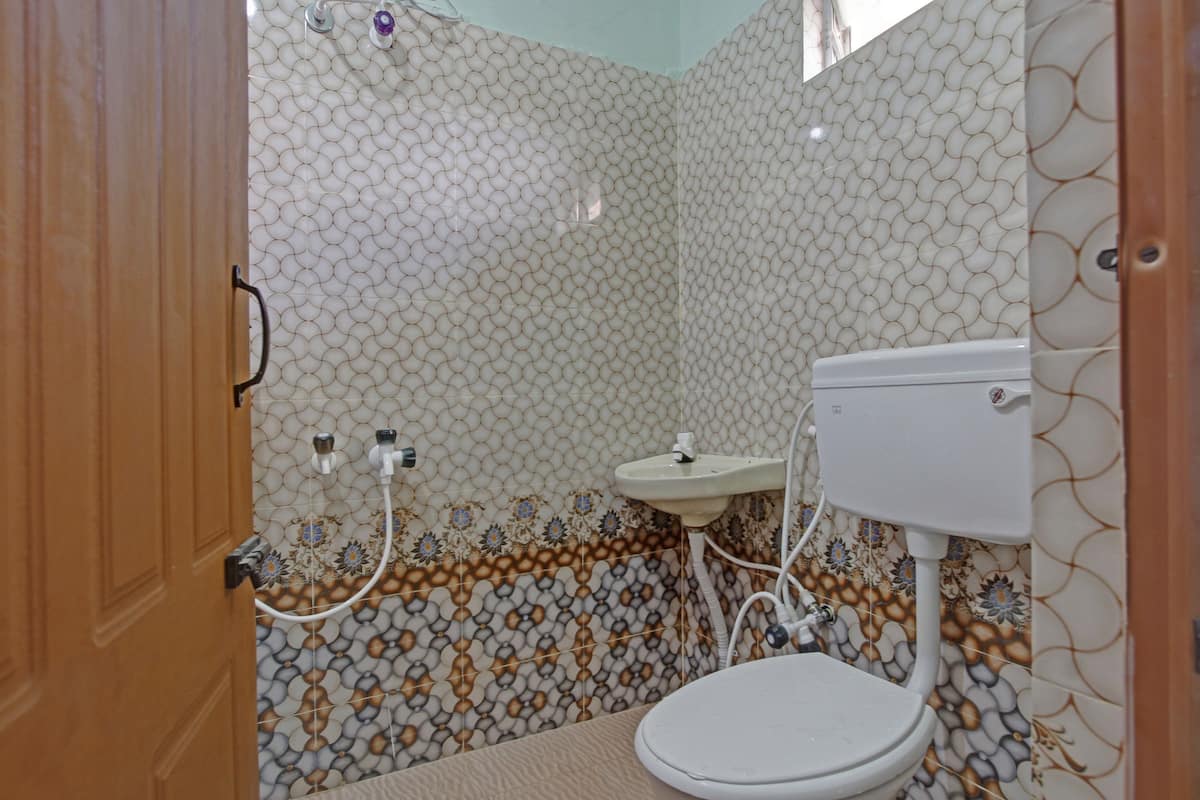 room | bathroom | free toiletries, towels