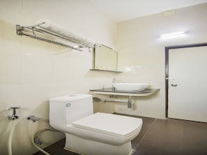 Double or Twin Room | Bathroom | Free toiletries, towels