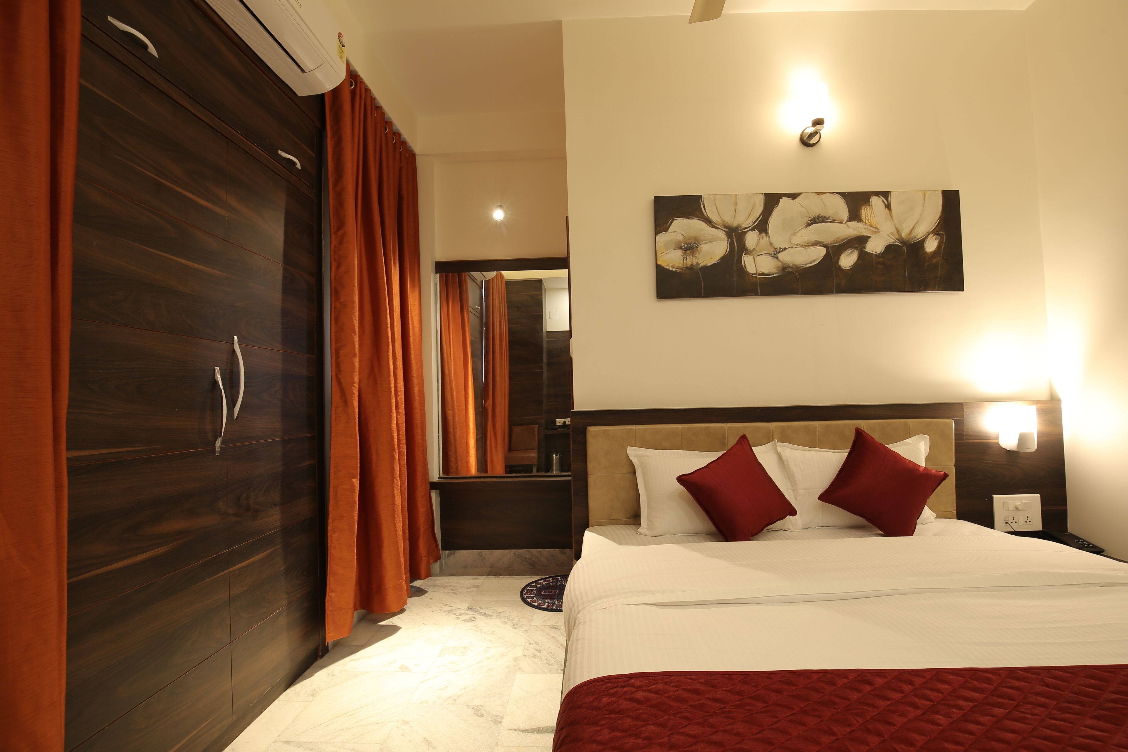 デラックス ダブルルーム キングベッド 1 台 | WiFi (無料)、ベッドシーツ