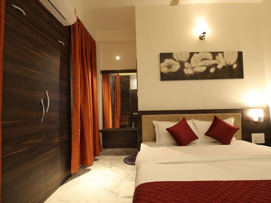 Deluxe Double Room, 1 King Bed | Free WiFi, bed sheets