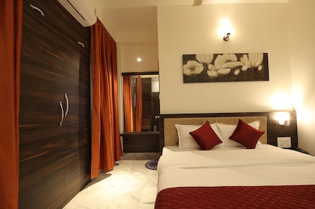 Quarto casal luxo, 1 cama King | Wi-Fi de cortesia, roupa de cama. Magnolia Inn near GNRC & Secretariat, GS Rd