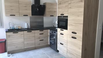 Réfrigérateur, micro-ondes, plaque de cuisson, lave-vaisselle