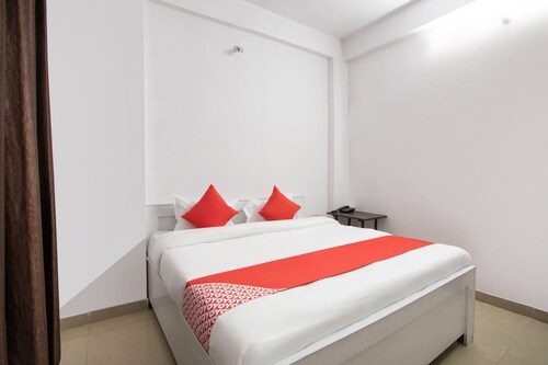 OYO 28691 Hotel Golden Star