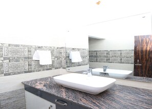 Habitación con 1 cama matrimonial o 2 individuales | Baño | Amenidades de baño gratuitas y toallas