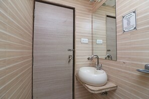 Double or Twin Room | Bathroom | Free toiletries, towels - Capital O 1138 Hotel Emerald (Barakpur)
