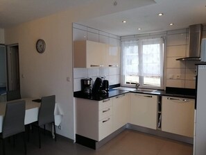 Fridge, microwave, oven, stovetop - T3 in Saint Cyprien, 400m from the beach (Saint-Cyprien Plage)