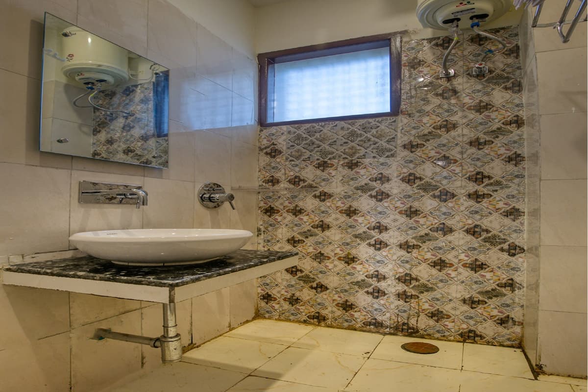 shower, free toiletries, towels