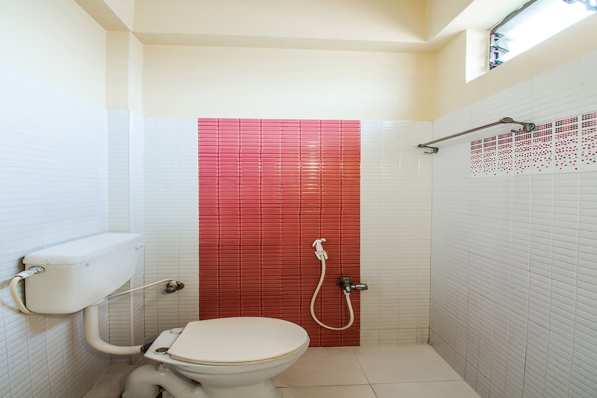 deluxe room | bathroom | shower, free toiletries, towels