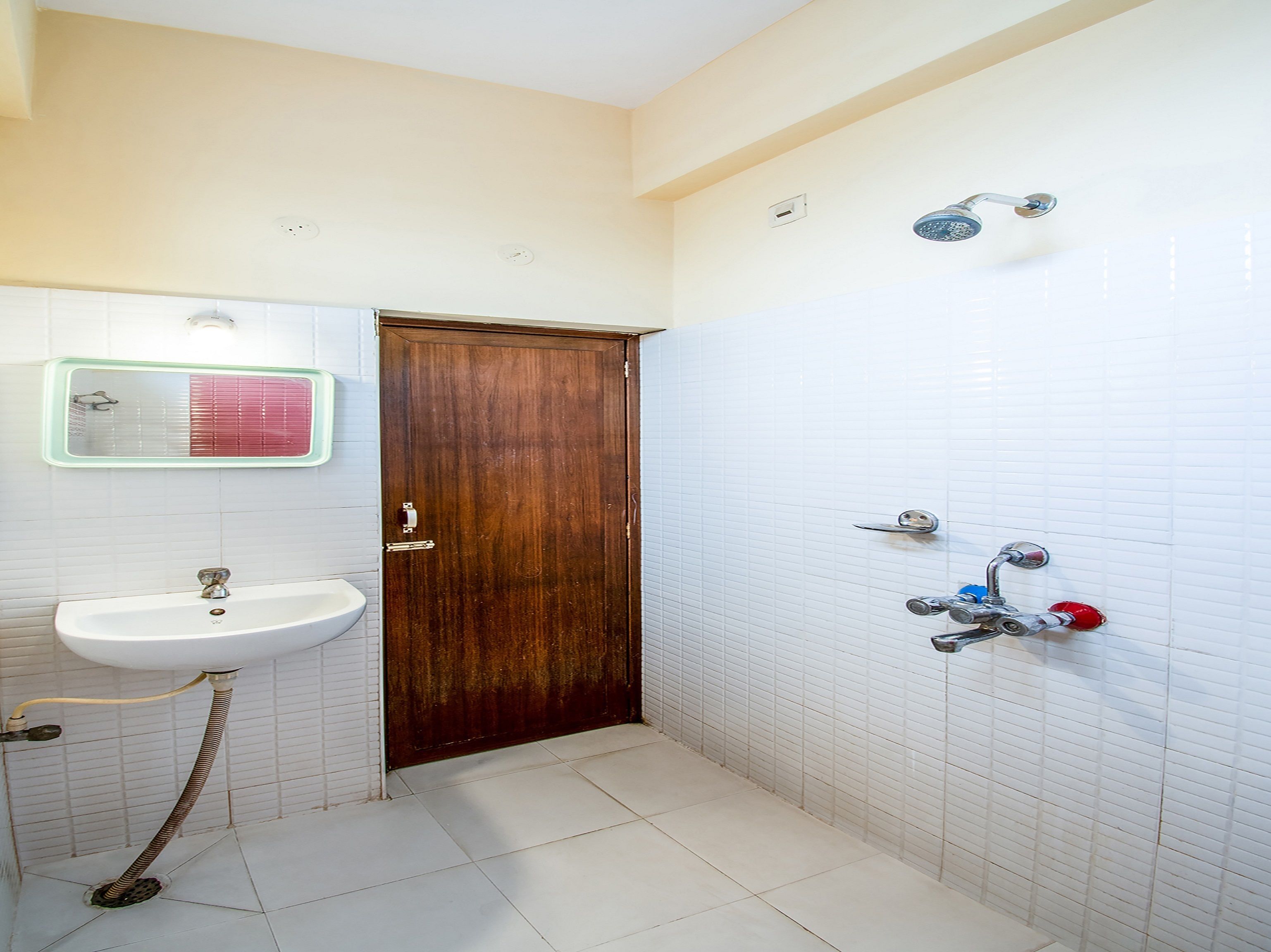 classic double or twin room | bathroom | shower, free toiletries, towels
