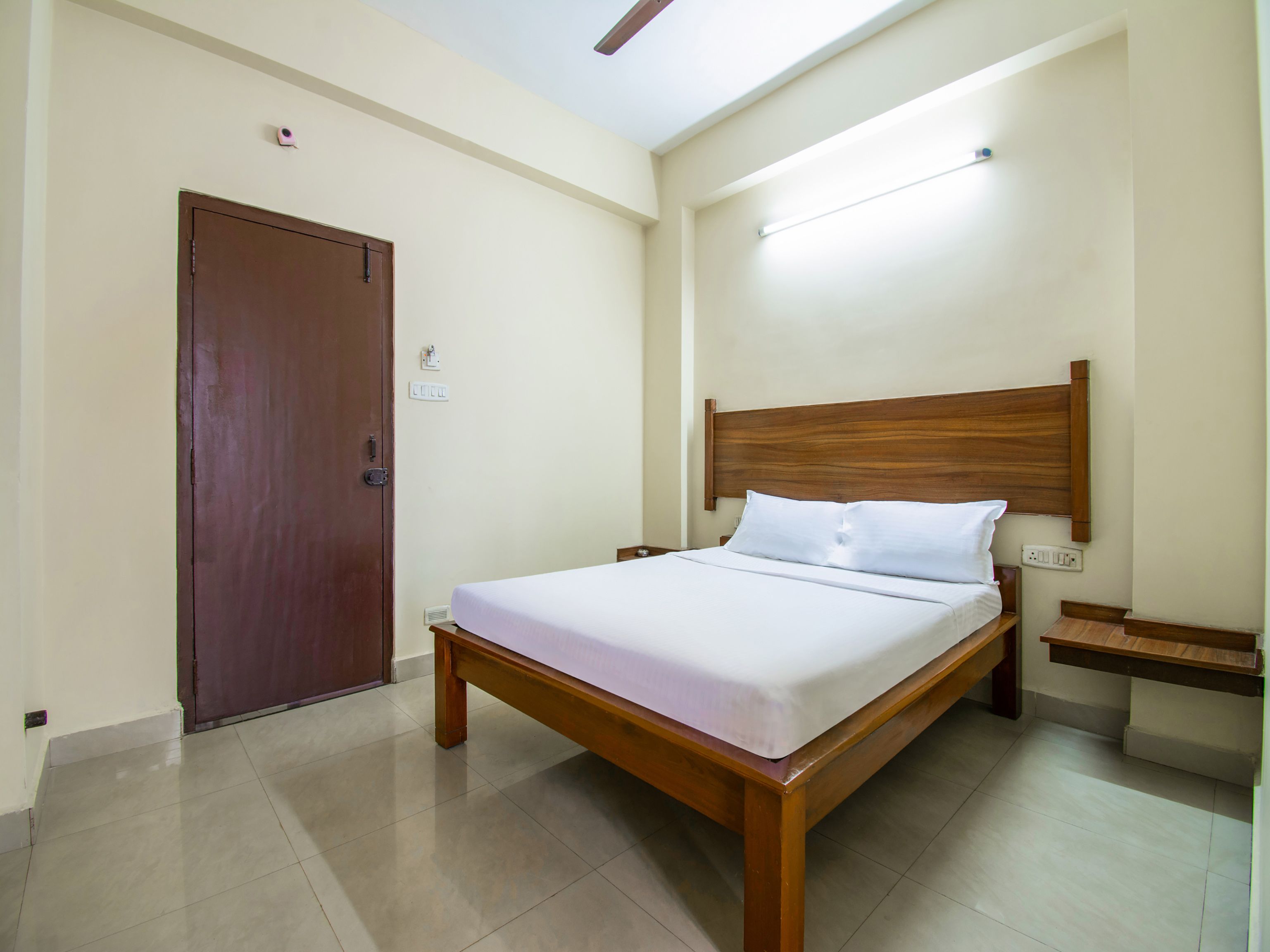 deluxe room | free wifi, bed sheets