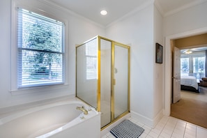 Combined shower/bathtub, hair dryer, towels - Lakefront Cottage in Great Waters • 4BR • Stunning Views • Family-Friendly (Eatonton)