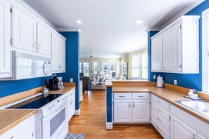 Fridge, microwave, oven, stovetop - Lakefront Cottage in Great Waters • 4BR • Stunning Views • Family-Friendly (Eatonton)