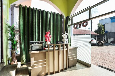 OYO 30366 German Cafe