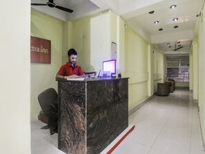 ฝ่ายต้อนรับ