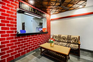 ฝ่ายต้อนรับ