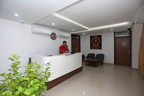 Reception - OYO Flagship 18533 Tulip Inn (Gorakhpur)