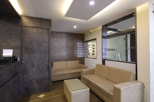 OYO 28093 Royal Sand