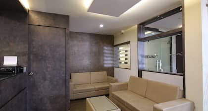 OYO 28093 Royal Sand