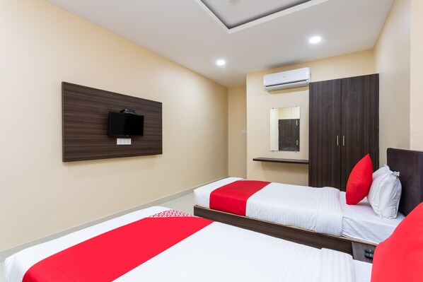1 bedroom, desk