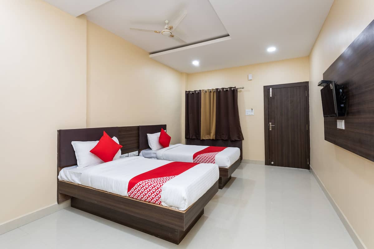 Double or Twin Room | Desk