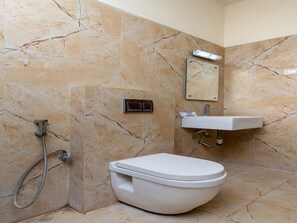 Phòng đôi hoặc 2 giường đơn | Phòng tắm | Đồ dùng nhà tắm miễn phí, khăn tắm 