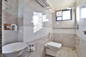 Habitación con 1 cama matrimonial o 2 individuales | Baño | Amenidades de baño gratuitas y toallas