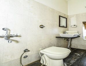 Phòng đôi hoặc 2 giường đơn | Phòng tắm | Đồ dùng nhà tắm miễn phí, khăn tắm