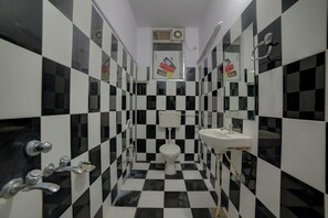 Kamar Double atau Twin | Kamar mandi | Perlengkapan mandi gratis dan handuk