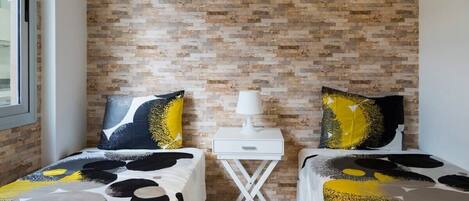 2 habitaciones, tabla de planchar con plancha, wifi y ropa de cama