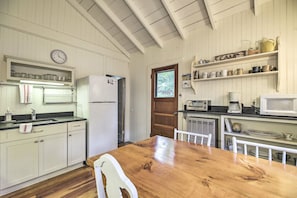 Refrigerador, microondas, parrilla de estufa y cafetera y tetera