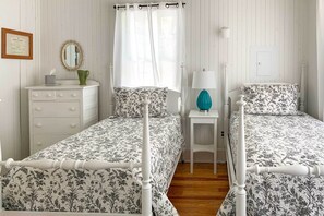 3 quartos, escrivaninha, acesso à internet, roupa de cama