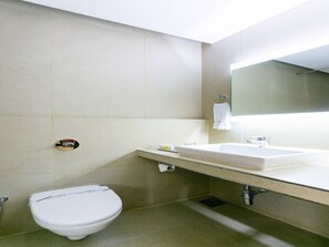 Chambre Double ou avec lits jumeaux | Salle de bain | Articles de toilette gratuits, serviettes fournies