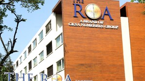 Une enseigne d’hôtel sur laquelle on peut lire « THE ROA HOTEL » et « UNE MARQUE DU GROUPE GKSA NUMERUS ».