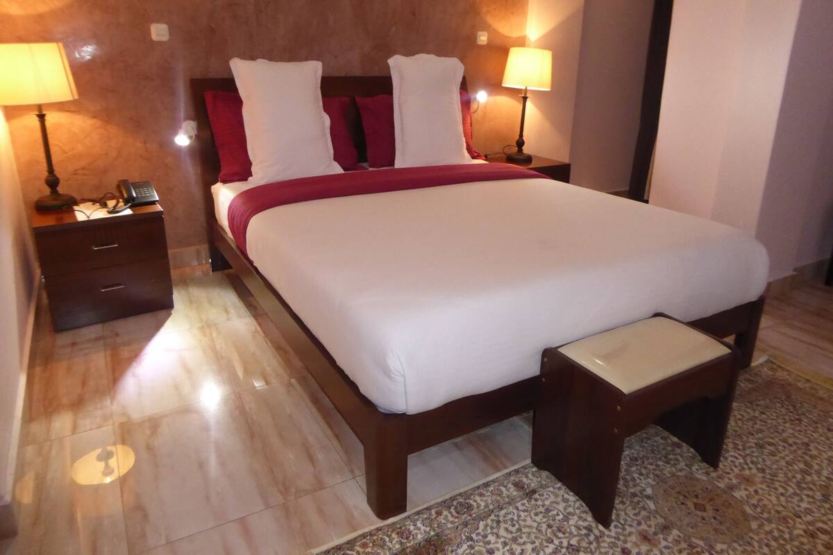 Chambre Deluxe double | Espace de travail pour ordinateurs portables, rideaux d’obscurcissement