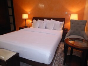 Deluxe Double Room | Laptop workspace, blackout drapes, soundproofing, free WiFi - Safyad Hotel (Yaoundé)