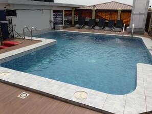 Outdoor pool - Safyad Hotel (Yaoundé)