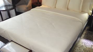Executive Double Room | 1 bedroom, laptop workspace, blackout drapes, soundproofing