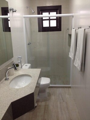 Shower, free toiletries, hair dryer, towels - Pousada Vittoria (Búzios)
