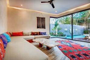 Villa estándar, 5 habitaciones, para no fumadores | Sala de estar | Televisión de pantalla plana 