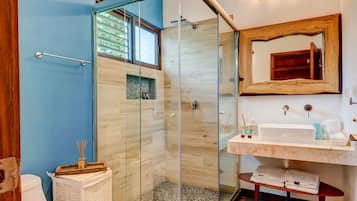 Standard Villa, 5 Bedrooms, Non Smoking | Bathroom | Free toiletries, towels, soap, shampoo