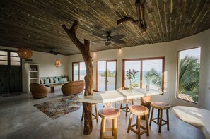 Villa de lujo, varias habitaciones, para no fumadores | Área de sala de estar | Televisión de pantalla plana y tenis de mesa 