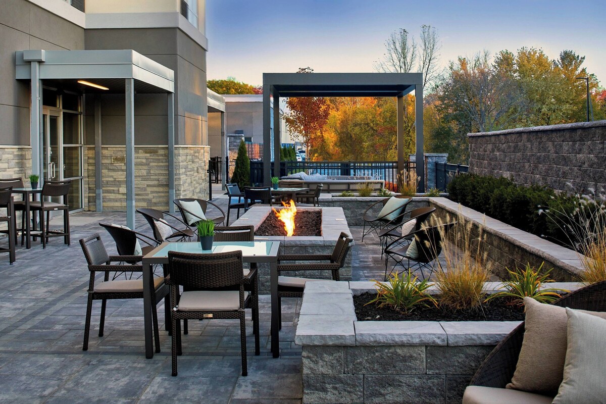 Scotia Courtyard by Marriott Albany Airport Hotel room