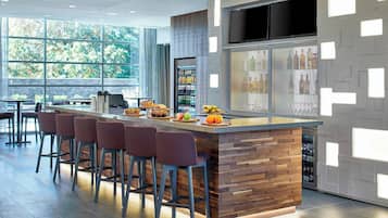 Desayuno completo (USD 13.00 por persona)