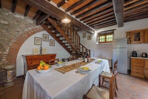 Dining - Holiday apartment with outdoor pool and WiFi (Cortona)