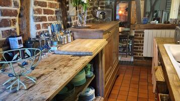 Een koelkast, een microgolfoven, een kookplaat