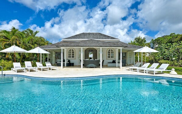 2 albercas al aire libre 