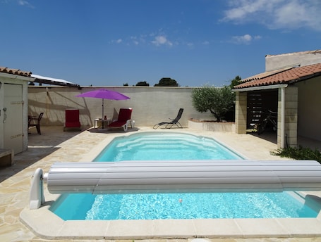 Outdoor pool. l'Obrador 25 m2 - Kitchen & terrace - pool access