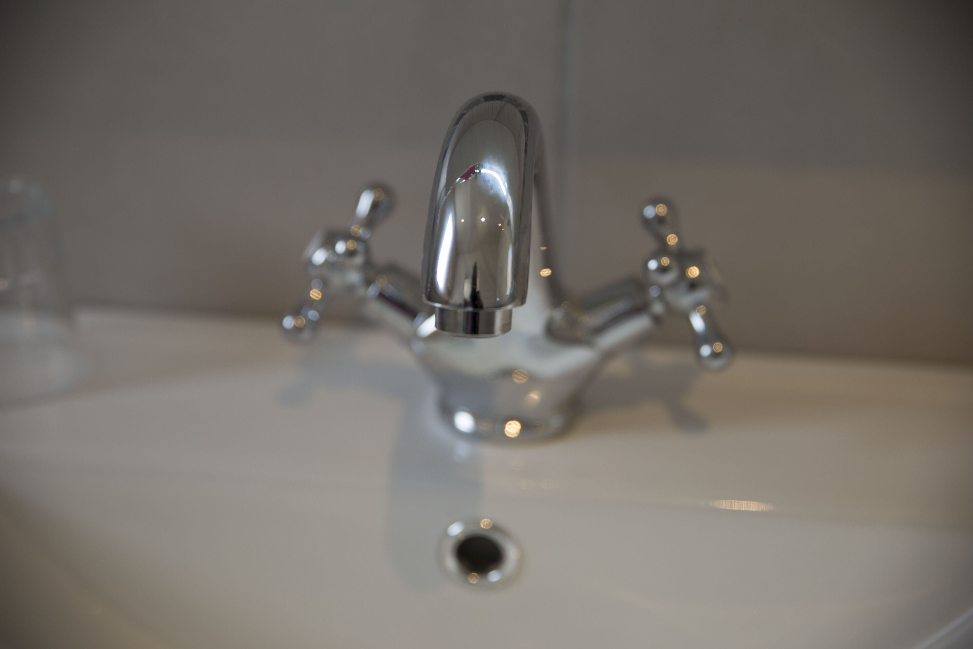 Un lavabo de salle de bain avec un robinet chromé et une seule poignée.